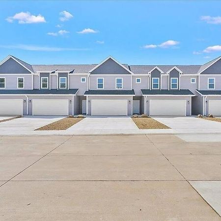 Central Cedar Falls Townhome - King Beds! Экстерьер фото