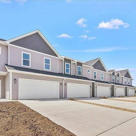 Central Cedar Falls Townhome - King Beds! Экстерьер фото