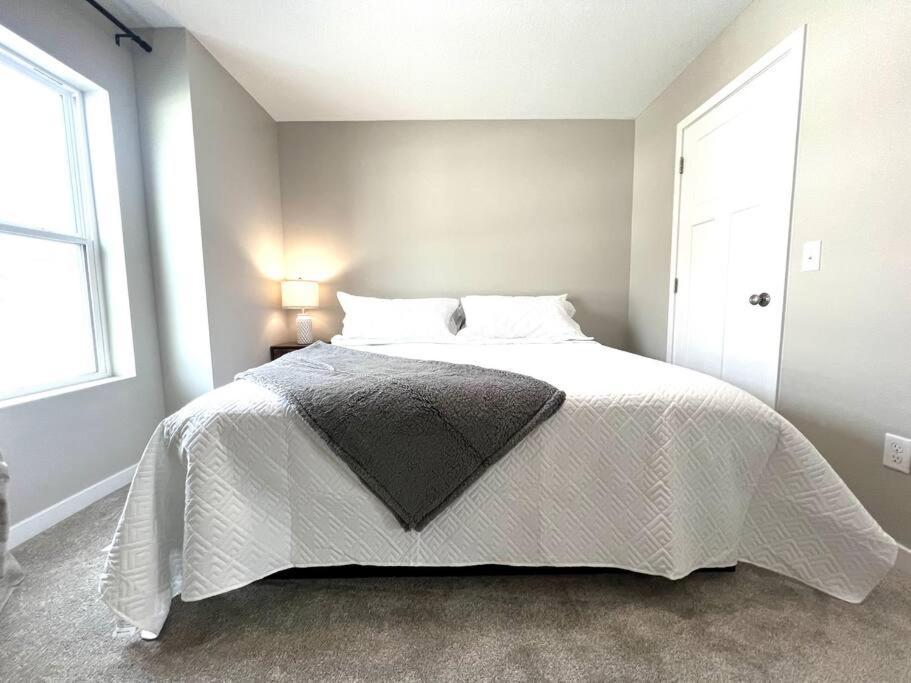 Central Cedar Falls Townhome - King Beds! Экстерьер фото