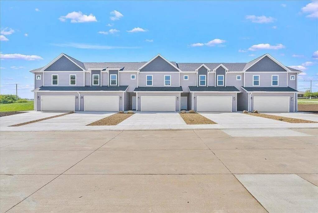 Central Cedar Falls Townhome - King Beds! Экстерьер фото