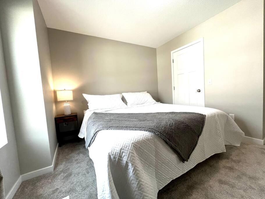 Central Cedar Falls Townhome - King Beds! Экстерьер фото