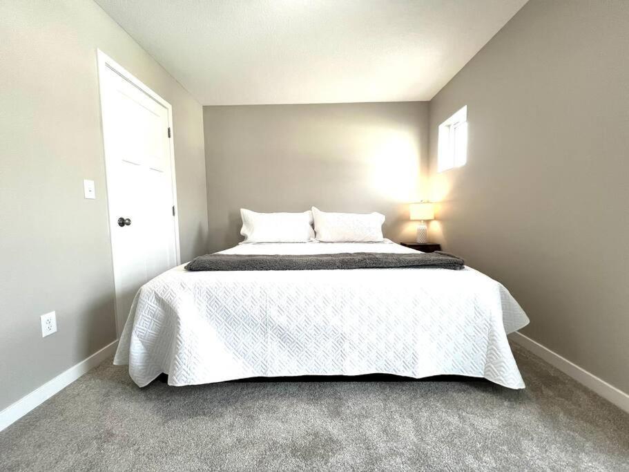 Central Cedar Falls Townhome - King Beds! Экстерьер фото