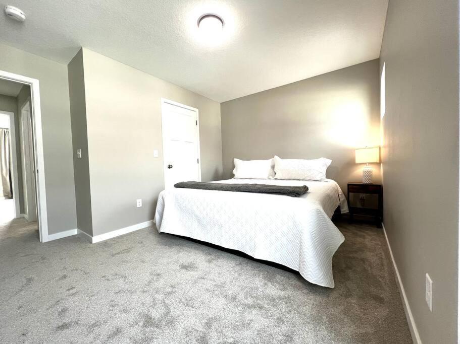 Central Cedar Falls Townhome - King Beds! Экстерьер фото