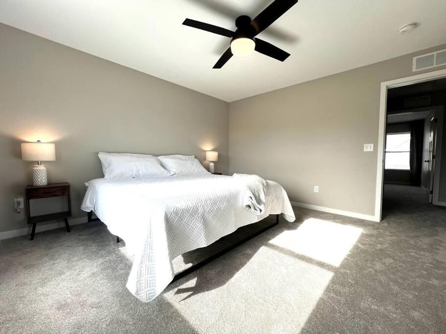 Central Cedar Falls Townhome - King Beds! Экстерьер фото