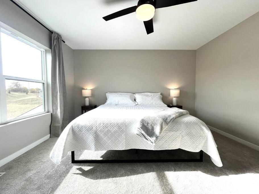 Central Cedar Falls Townhome - King Beds! Экстерьер фото