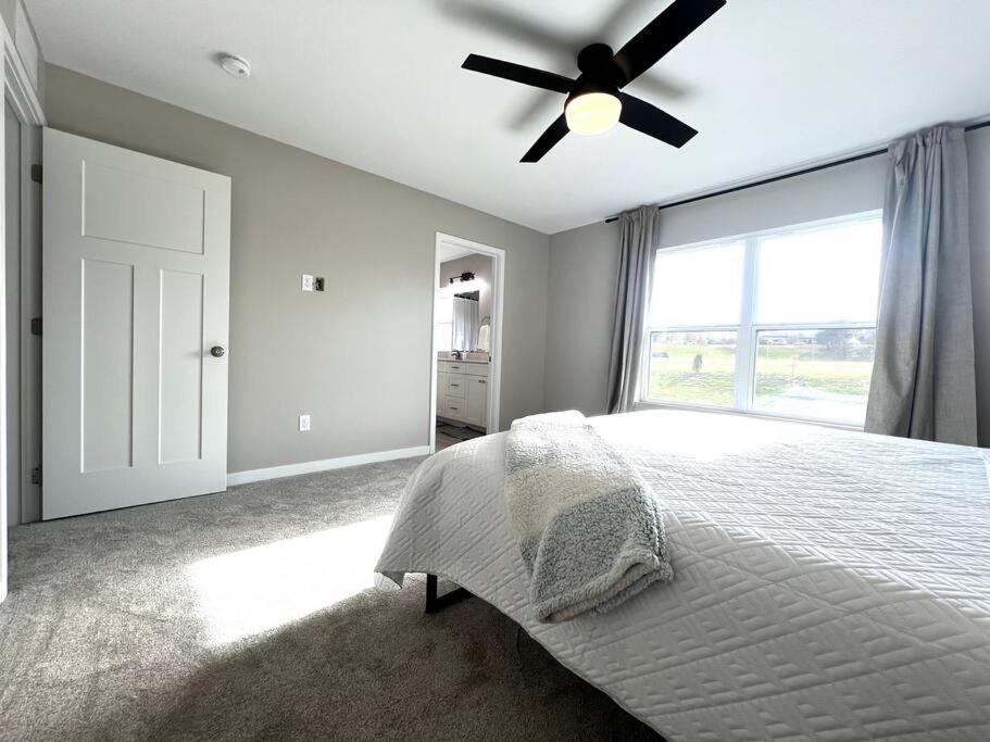 Central Cedar Falls Townhome - King Beds! Экстерьер фото