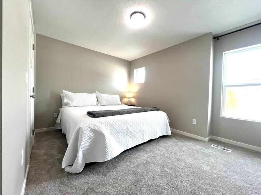 Central Cedar Falls Townhome - King Beds! Экстерьер фото