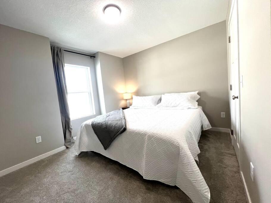 Central Cedar Falls Townhome - King Beds! Экстерьер фото